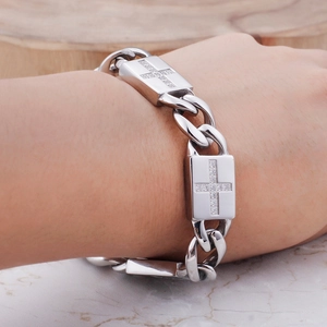 Bracelet gourmette hip hop argenté avec breloques croix serties de diamants sur acier poli