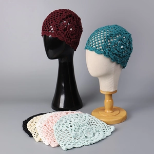 Chapeau cloche au crochet fait main avec fleurs 3D et perles en plusieurs coloris