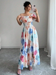 Détail d'une robe longue d'été à fleurs, épaules dénudées et taille élastique