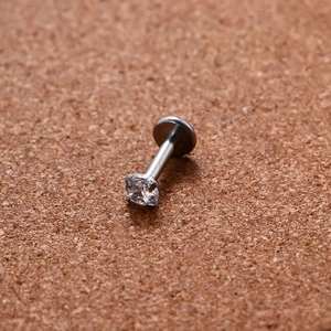 Vista macro de piercing labret de titanio G23 con una gema de circonita brillante