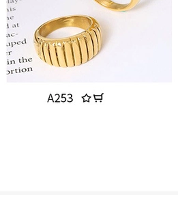 Detailaufnahme eines goldenen Rings mit Streifentextur auf einer antiken Buchseite