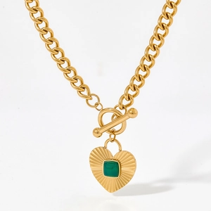 Goldkette mit OT-Verschluss, herzförmigem Anhänger und grünem Achatstein im Retro-Stil