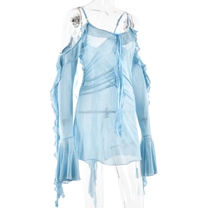 Dettaglio mini abito in mesh azzurro con maniche a balze e dettagli in texture arricciata