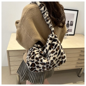 Détail du sac à bandoulière léopard en peluche avec texture en fausse fourrure pour l'hiver