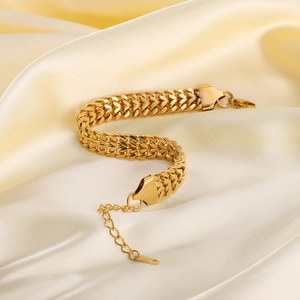Élégant bracelet gourmette en acier inoxydable plaqué or 18K sur satin crème doux
