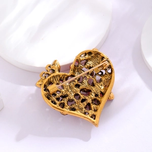 Vintage Herz-Brosche in Gold mit Schmetterling und roten Akzenten, hochwertiges Finish