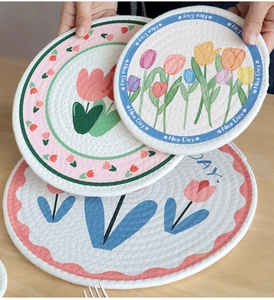 Dettaglio di sottobicchieri in corda di cotone con stampa di tulipani nordici e scritta Nice Day