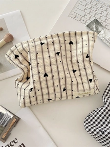 Trousse à maquillage minimaliste en seersucker à motif cœur avec une grande capacité