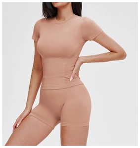 Dettaglio del set da yoga senza cuciture con bordi a costine e tessuto elastico