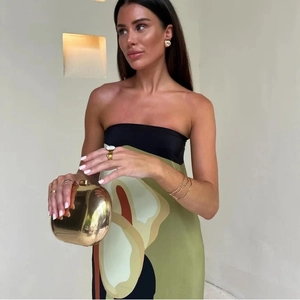 Detailaufnahme der goldenen metallischen ovalen Hartschalen-Abendtasche für Damen