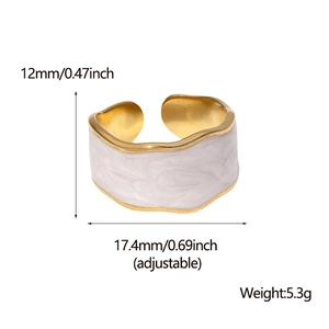 Dettaglio anello regolabile altezza 12 mm con finitura in smalto effetto marmo bianco