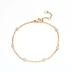 Bracelet élégant en acier inoxydable plaqué or 18 carats avec six pierres de zircone