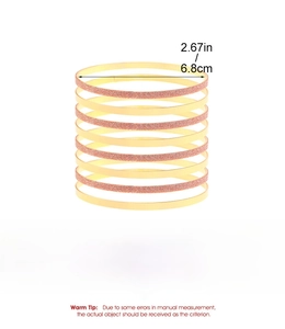 Détail de joncs en métal doré et rose pailleté empilables avec dimensions de taille