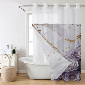 Détail du rideau de douche imperméable avec roses mauves, motifs marbre et anneaux métal
