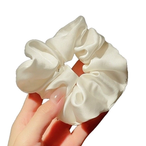 Elegante elastico per capelli in raso avorio con lucentezza setosa e ricche pieghe