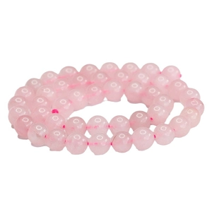 Double rang de perles rondes en quartz rose naturel avec une finition polie sur fond blanc