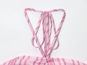 Detail des rosa gestreiften Neckholder-Tops mit Kreuzbändern und weicher Stofftextur