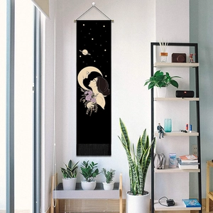 Tapisserie bohème avec silhouette fleurie, lune et étoiles sur un mur blanc