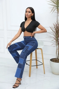 Details der High-Waist-Gerade-Jeans mit blauem Patchwork-Design und praktischen Seitentaschen