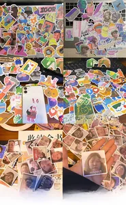 Macro-opname van diverse PVC-graffitistickers op laptop en telefoonhoesje