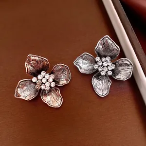 Vintage flower brooch with rhinestones and pearls in gold and silver finish