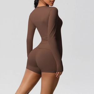 Gros plan sur le short de yoga taille haute marron café avec texture brossée