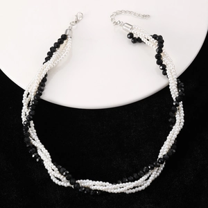 Collier multi-rangs élégant avec perles blanches et perles d'agate noire sur velours