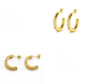Dettaglio di orecchini a C in oro 18k con inserto in perla e design con microsfere