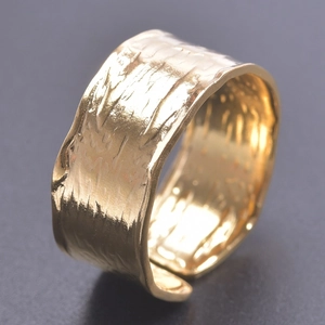Verstellbarer breiter Goldring mit handgehämmerter Textur und metallischem Glanz