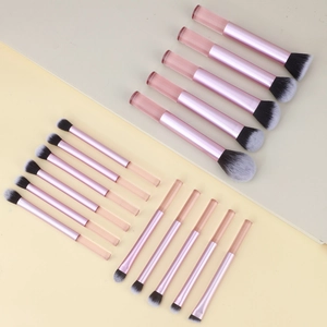 Détail de 16 pinceaux de maquillage roses avec manches en cristal et poils souples