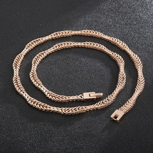 Vue macro du collier gourmette en titane or rose avec un fermoir à pression carré