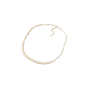 Collier élégant en perles et chaîne dorée avec extension réglable sur fond blanc
