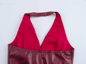 Detail eines roten PU-Leder-Halter-Oberteils mit V-Ausschnitt und glattem Satinstoff