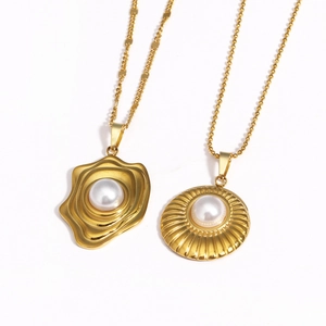 18K gold plated stainless steel flower shell pendant necklace with pearl detail