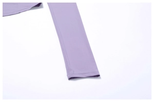 Détail du poignet d'une veste de sport violette avec coutures plates professionnelles