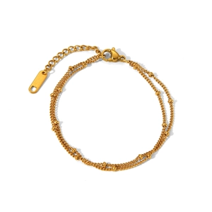 Détail du bracelet double couche doré avec perle d'eau douce et fermoir mousqueton