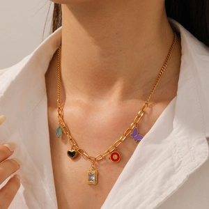 Collier chaîne dorée avec charms colorés papillon, cœur et formes géométriques