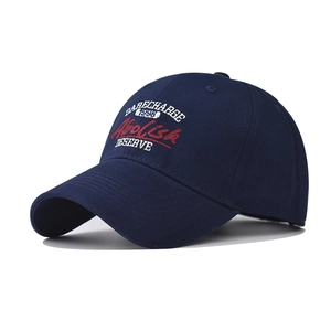 Détail d'une casquette en coton bleu marine avec broderie 3D DARECHARGE et Hollsh