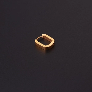 Boucles d'oreilles huggie dorées en forme de U en acier inoxydable brossé sur fond noir