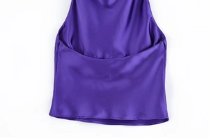 Detail des glänzenden lila Satinstoffs und der hochwertigen Nähte am Neckholder-Top