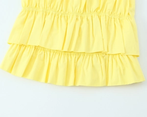 Detail der gestuften Rüschen an einem hellgelben Popeline-Crop-Top für Damen