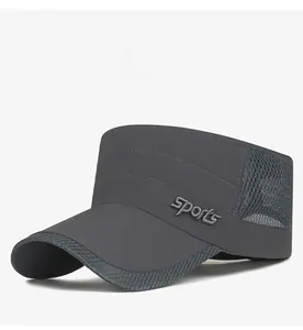 Détail de la maille et broderie 3D sports sur la casquette plate de soleil gris foncé