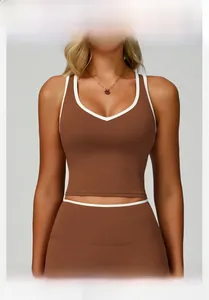 Détail du débardeur de sport marron caramel avec liseré contrasté blanc et col en U