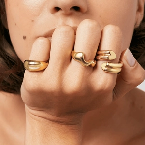 Unregelmäßige organische goldene Edelstahlringe für Damen am Modell präsentiert