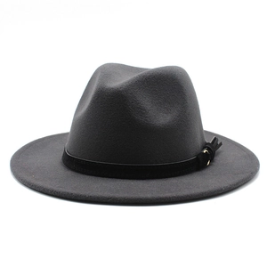 Dettaglio cappello fedora in lana grigio scuro con cinturino in pelle e nappa oro
