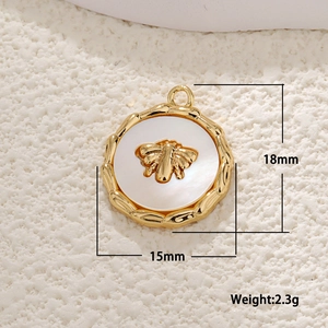 Gold-plated bee pendant with white shell and zirconia, dimensions 18mm by 15mm