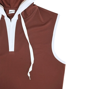 Détail d'un sweat à capuche marron sans manches avec texture mesh, cordon et bouton unique