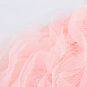 Haut élégant en dentelle de maille 3D rose avec col en V et bordure ondulée douce