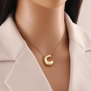 Collana in acciaio inossidabile placcato oro 18K con ciondolo lettera C e catena a sfere