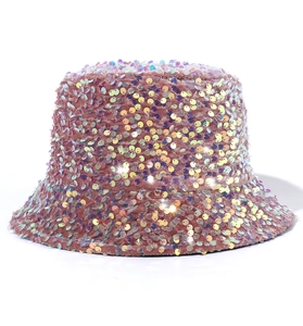 Dettaglio del cappello a secchiello rosa con paillettes olografiche e trama lucida